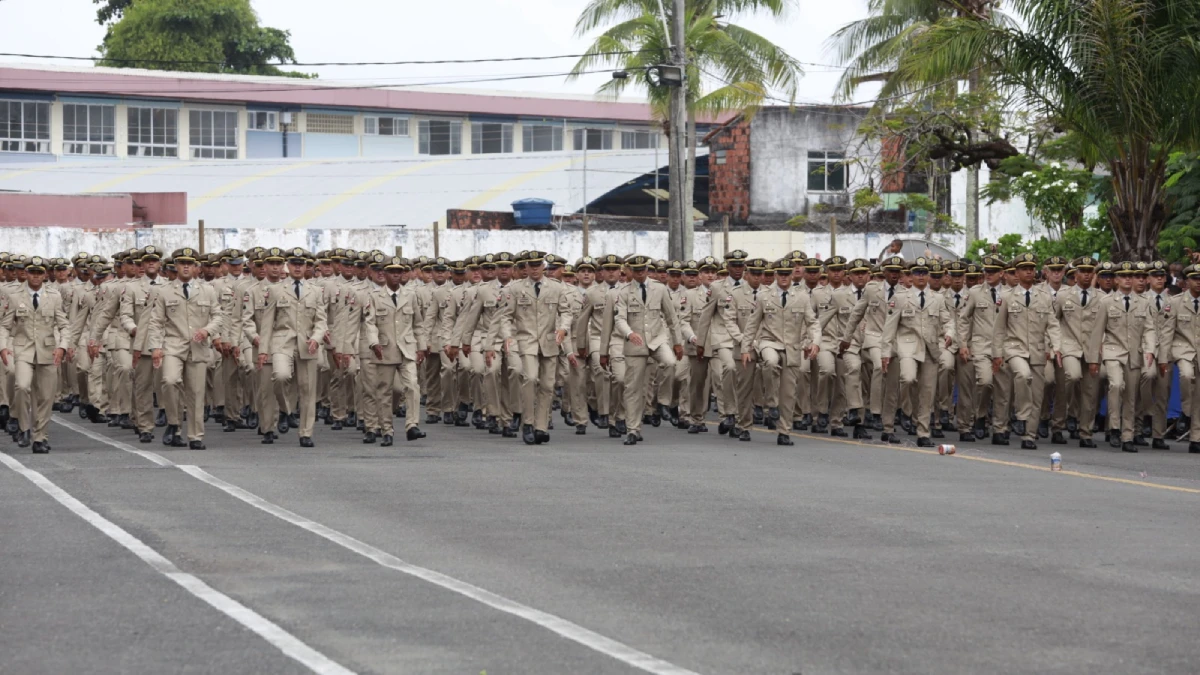 pm enfileirados em cerimonia