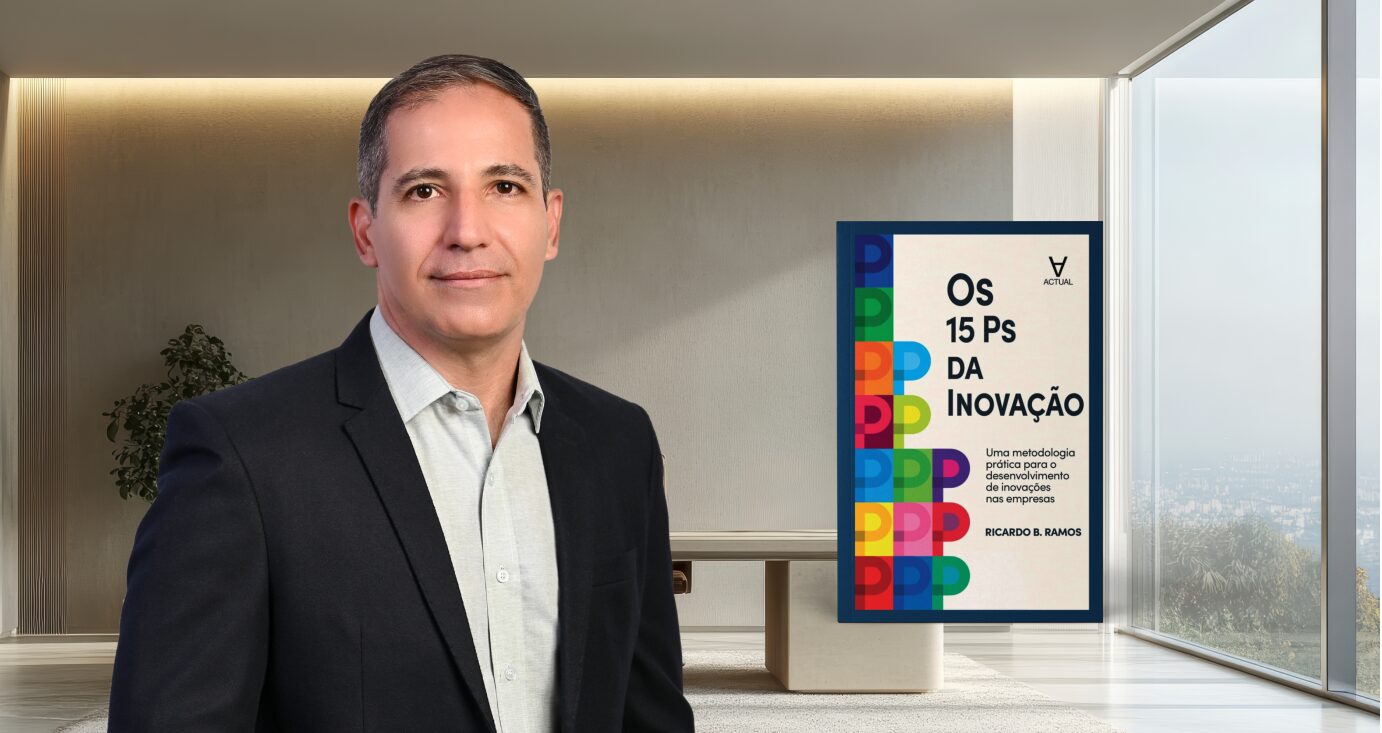 Foto Ricardo Ramos com livro ao lado