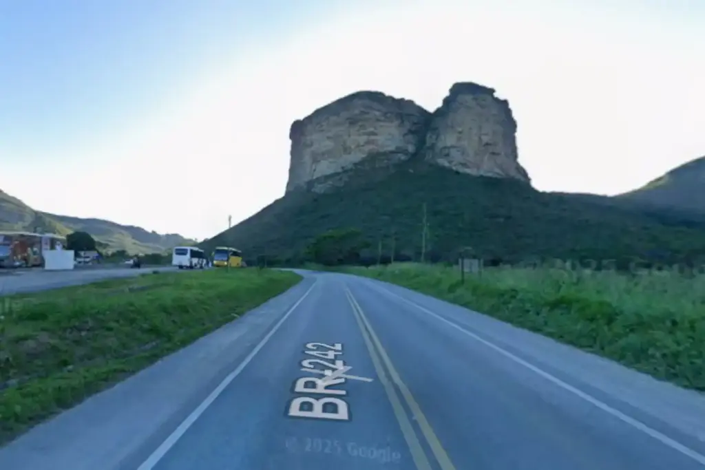 Morro do Pai Inácio e BR-242. Foto_ Google Street View