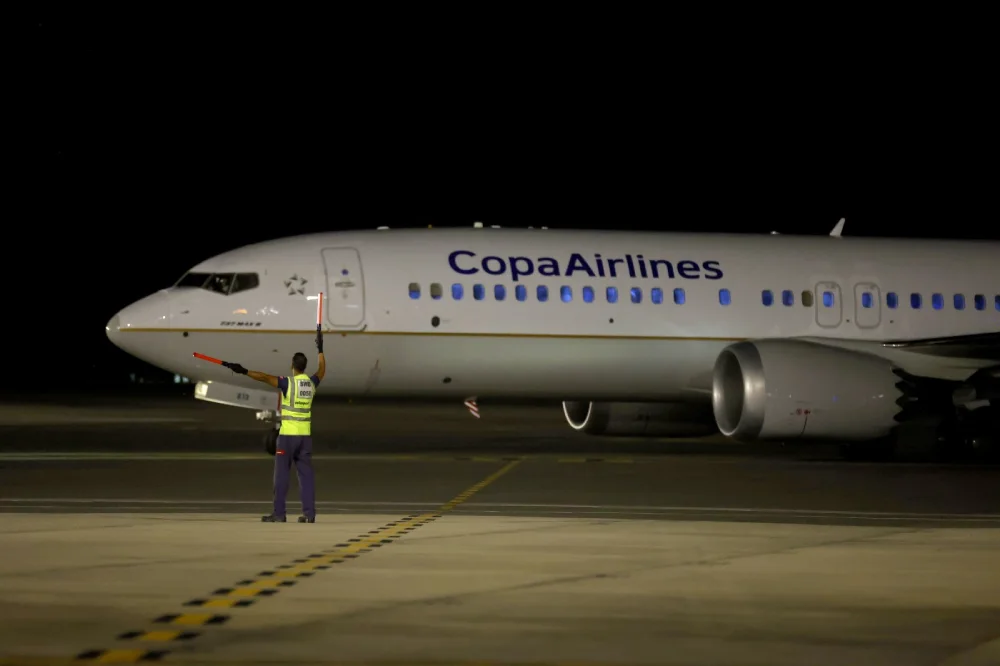 Avião na COPA na pista