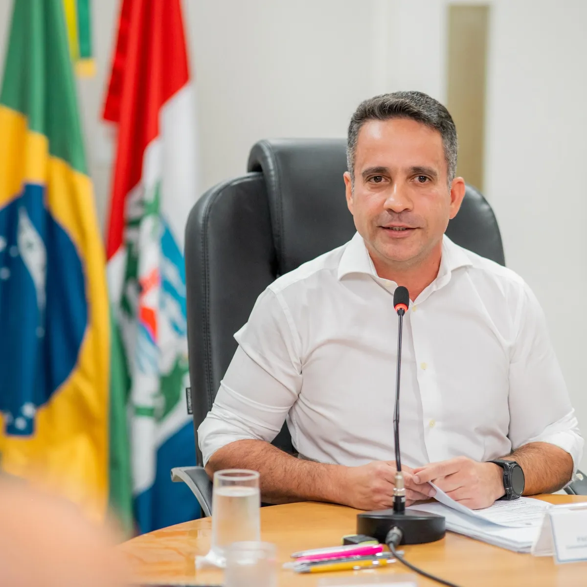 O governador de Alagoas Paulo Dantas sentado em gabinete
