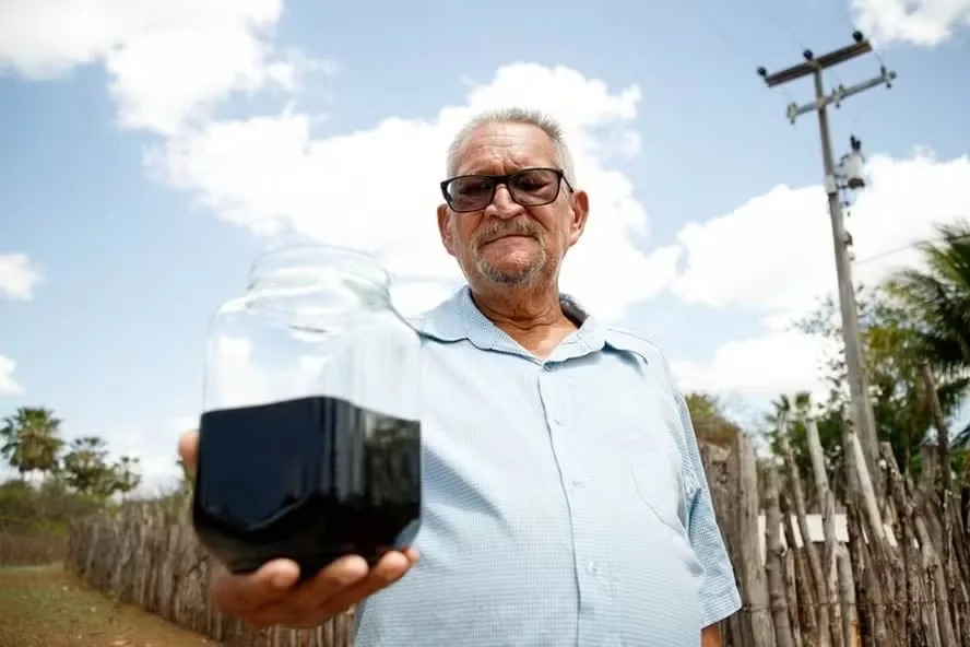Agricultor encontra líquido que pode ser petróleo em Tabuleiro do Norte , no Ceará Foto Divulgação IFCE