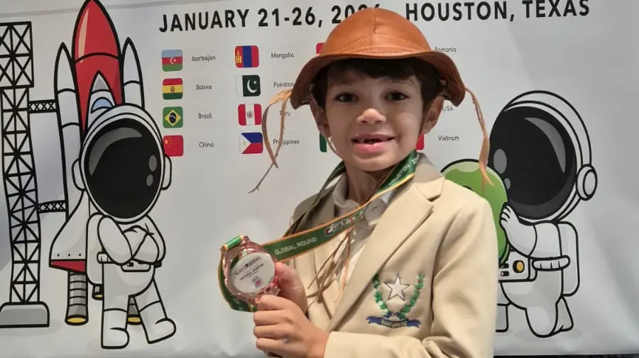 Augusto segurando a medalha