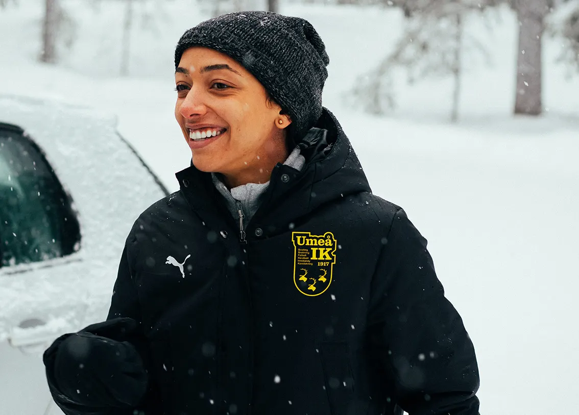 Alice Cravalho na produção de Marta na Suecia foto divulgalçao