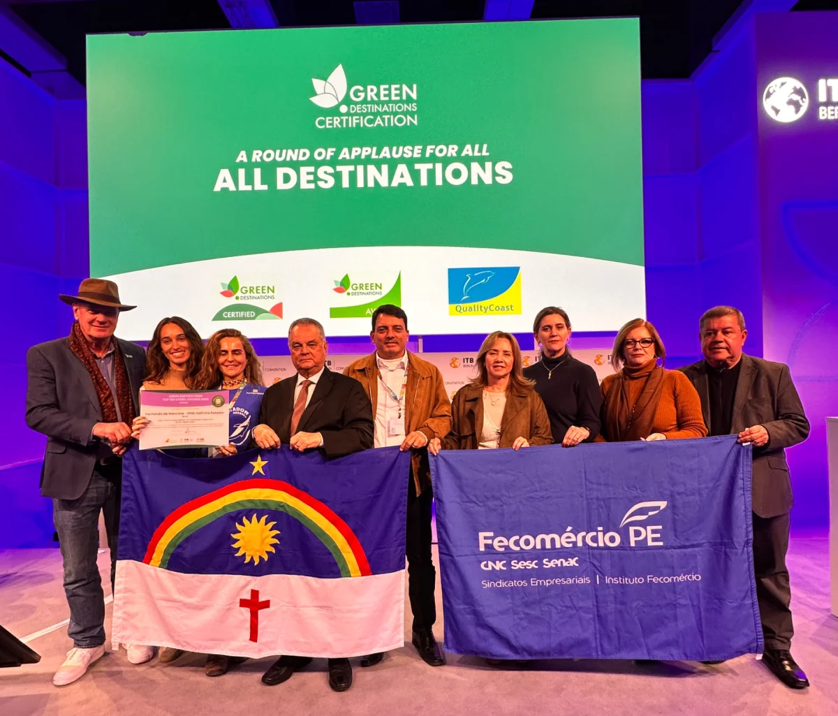 Equipe recebendo o prêmio_Divulgação Projeto Golfinho Rotador