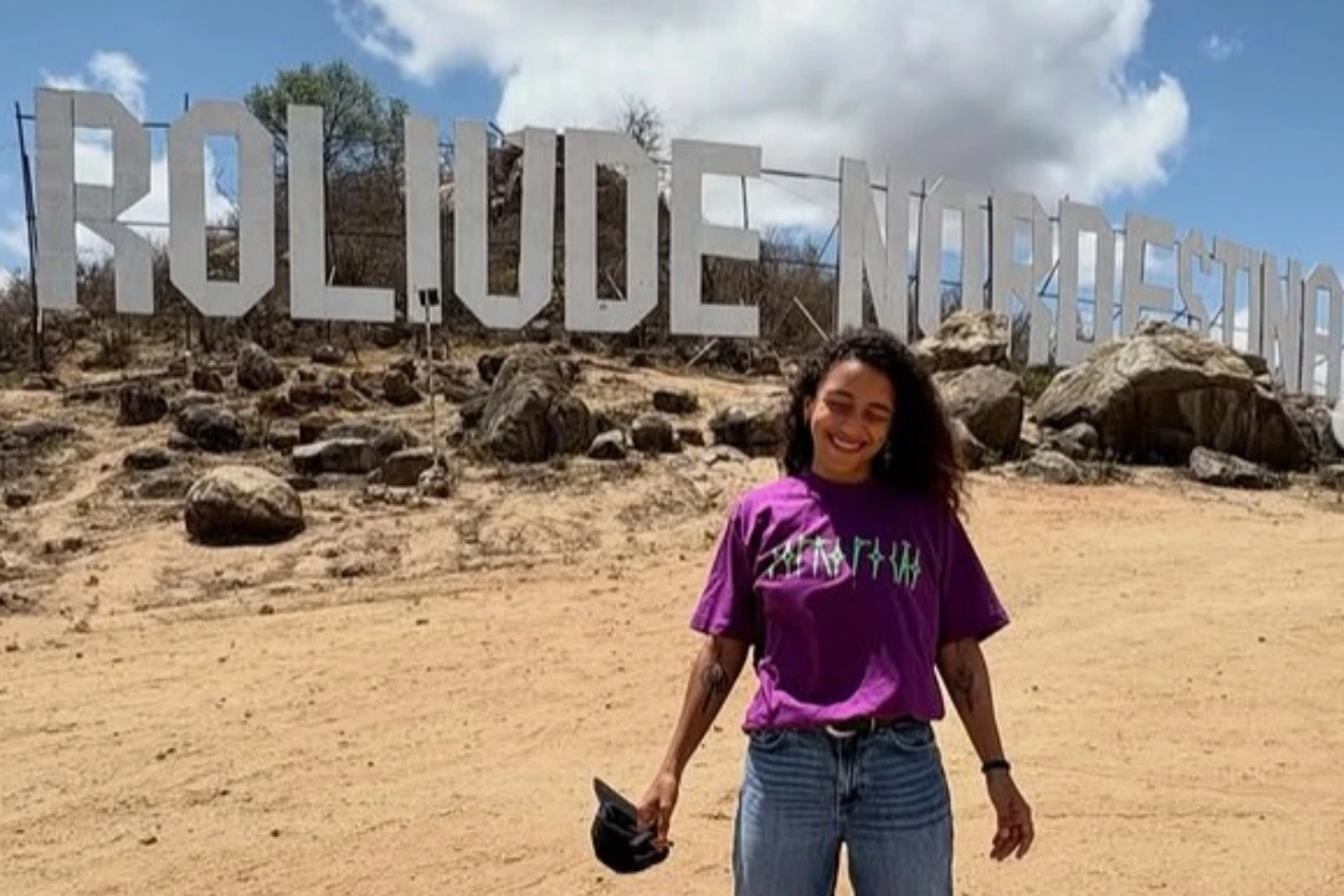 Alice Carvalho em frente ao letreio. Foto_ Reprodução_Instagram