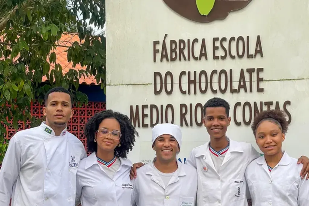 Professor e estudantes que criaram o chocolate para diabéticos. Foto_ Divulgação