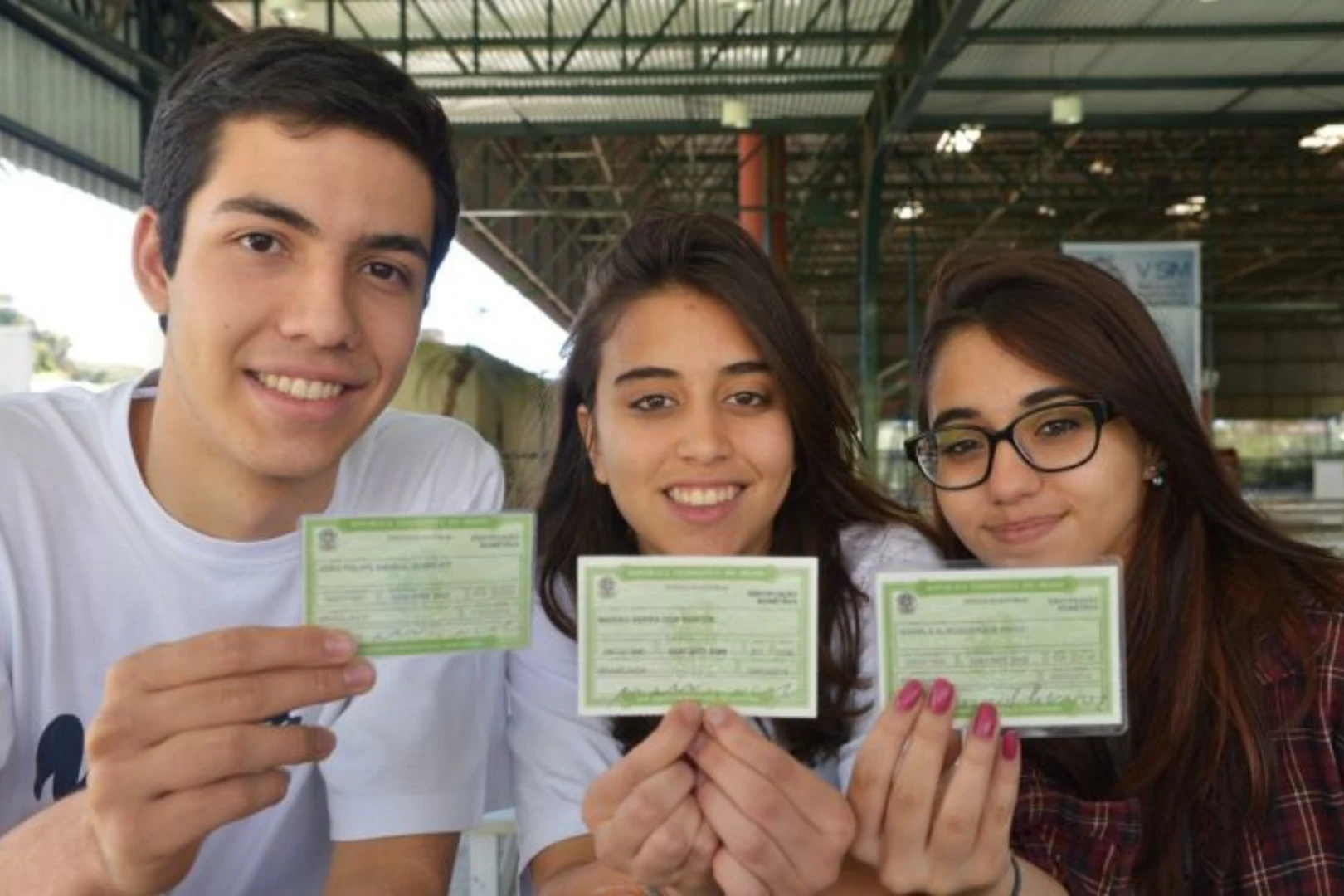 Jovens com título de eleitor. Foto_ Wilson Dias_Agência Brasil