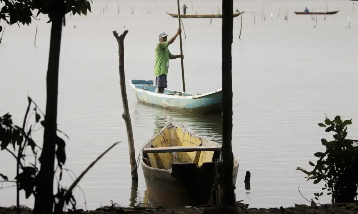 Pescador em barco artesanal