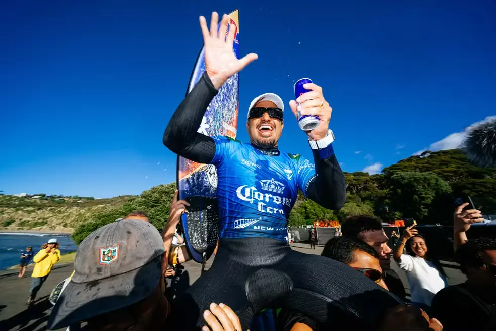 italo-ferreira carregado em Raglan foto Rambo Estrada WSL