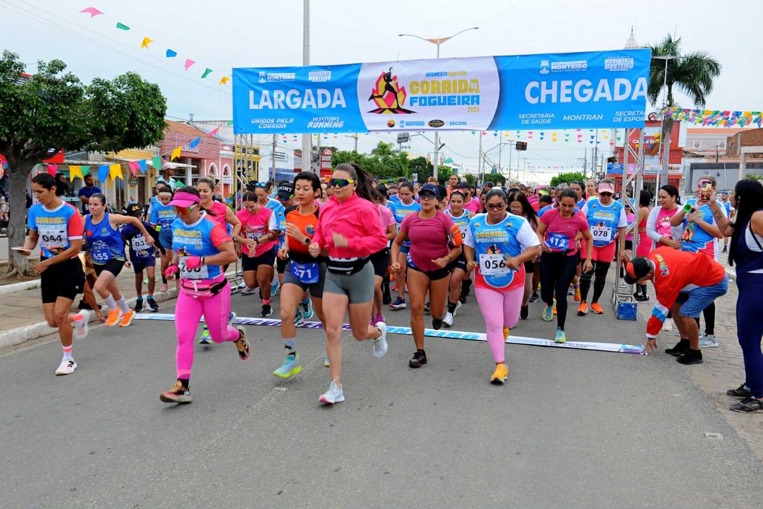 Mulheres na Corrida da Fogueira. Foto: Ascom/Prefeitura de Monteiro