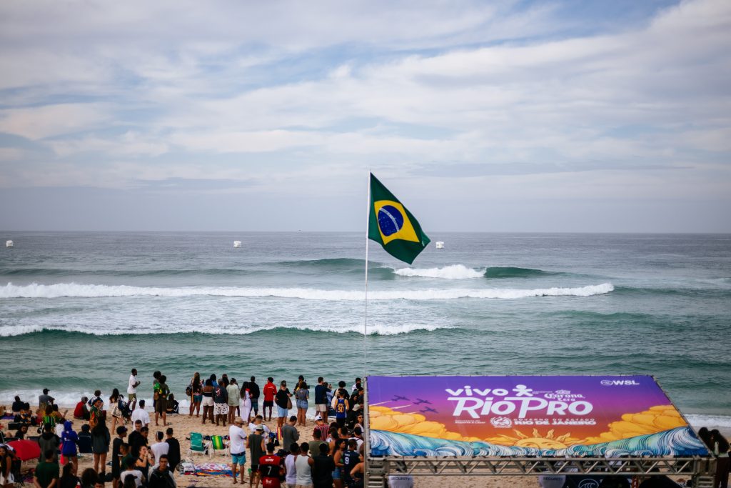 praia de saquerema com bandeira do brasil na areia
