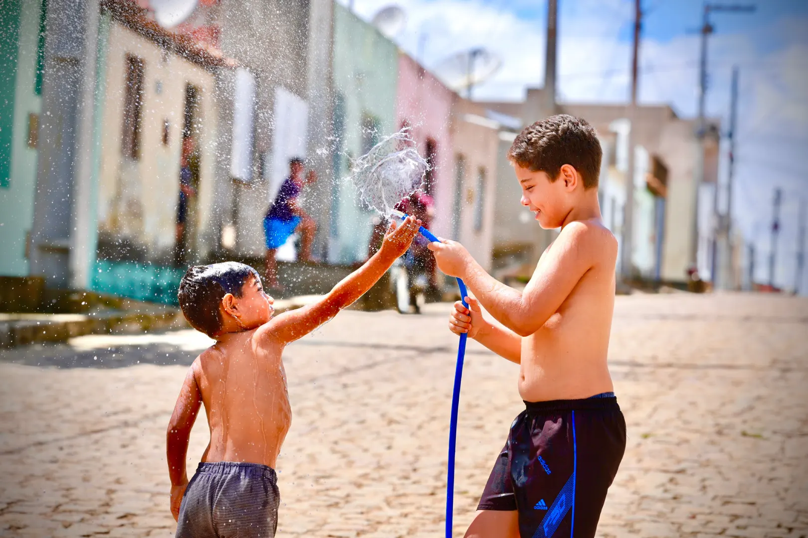 Crianças tomando banho. Foto_ Foto_ César de Oliveira_ Governo de Sergipe