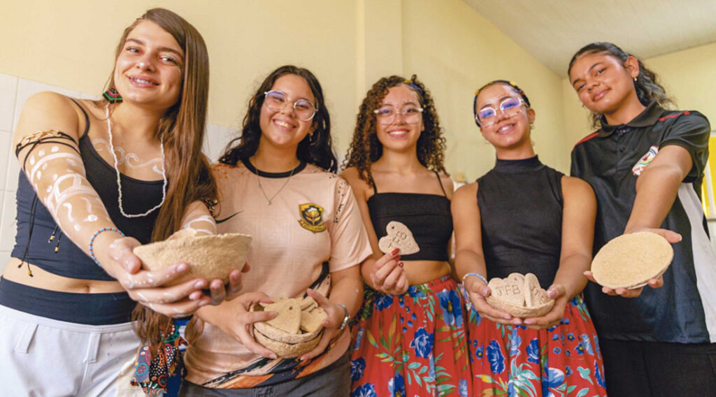 Estudantes com peças recicladas de residuo de caranguejo Fotos Annelisa Rodrigues