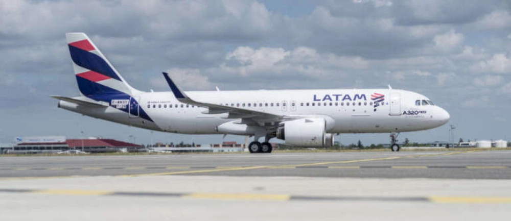 avião na pista de pouso