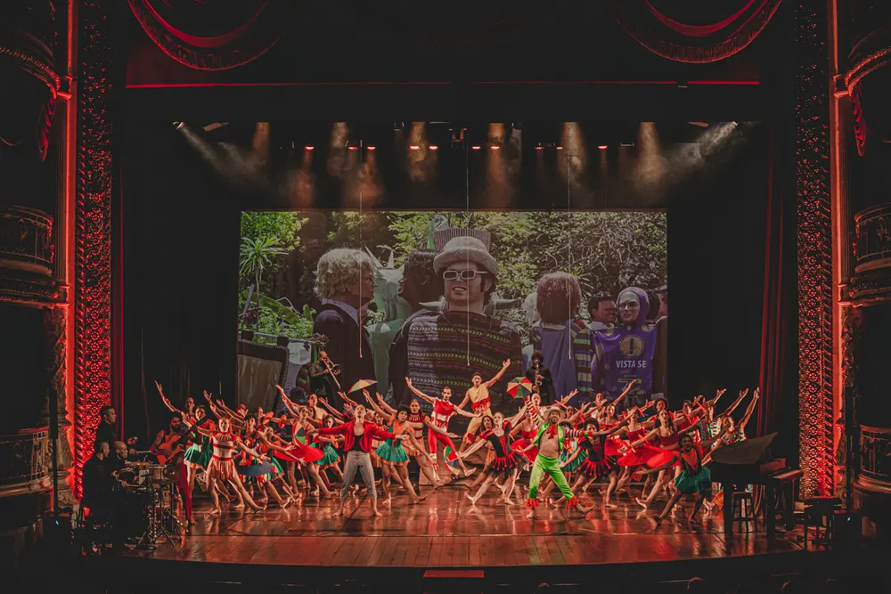 espetaculo sobre frevo num palco de teatro