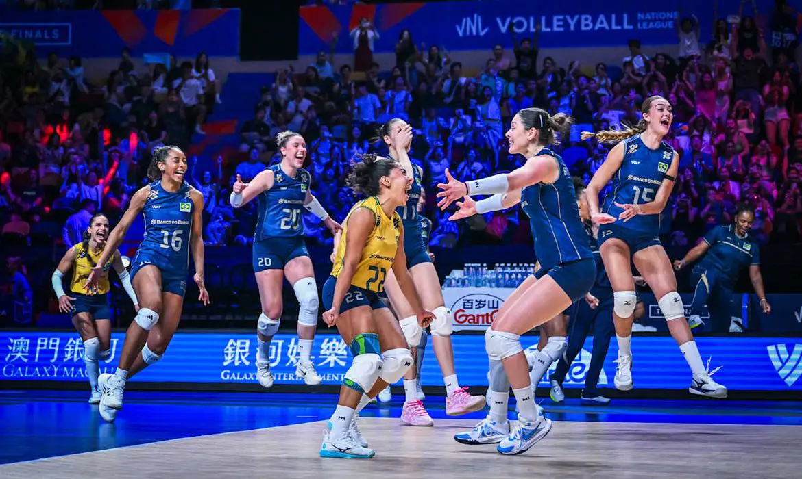 comemoração de ponto no volei feminino