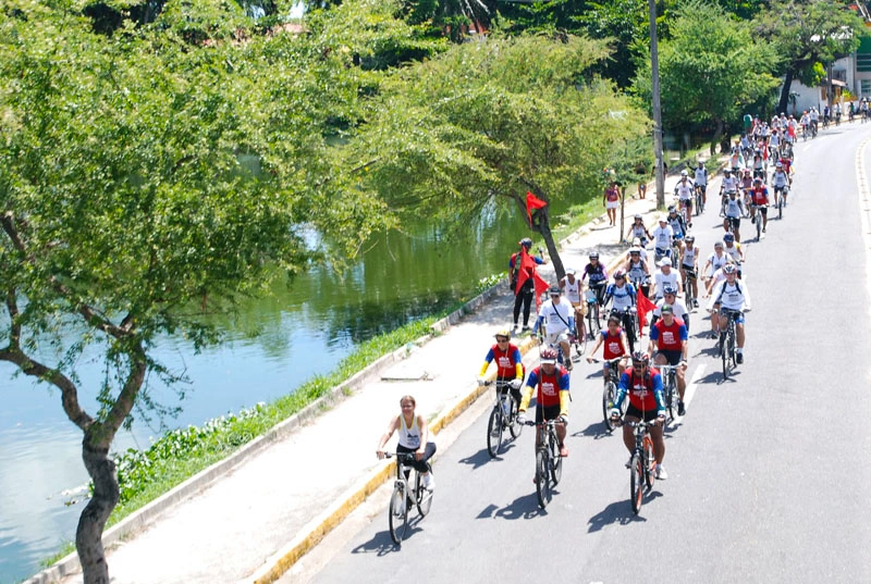 pessoas passando de bicicleta