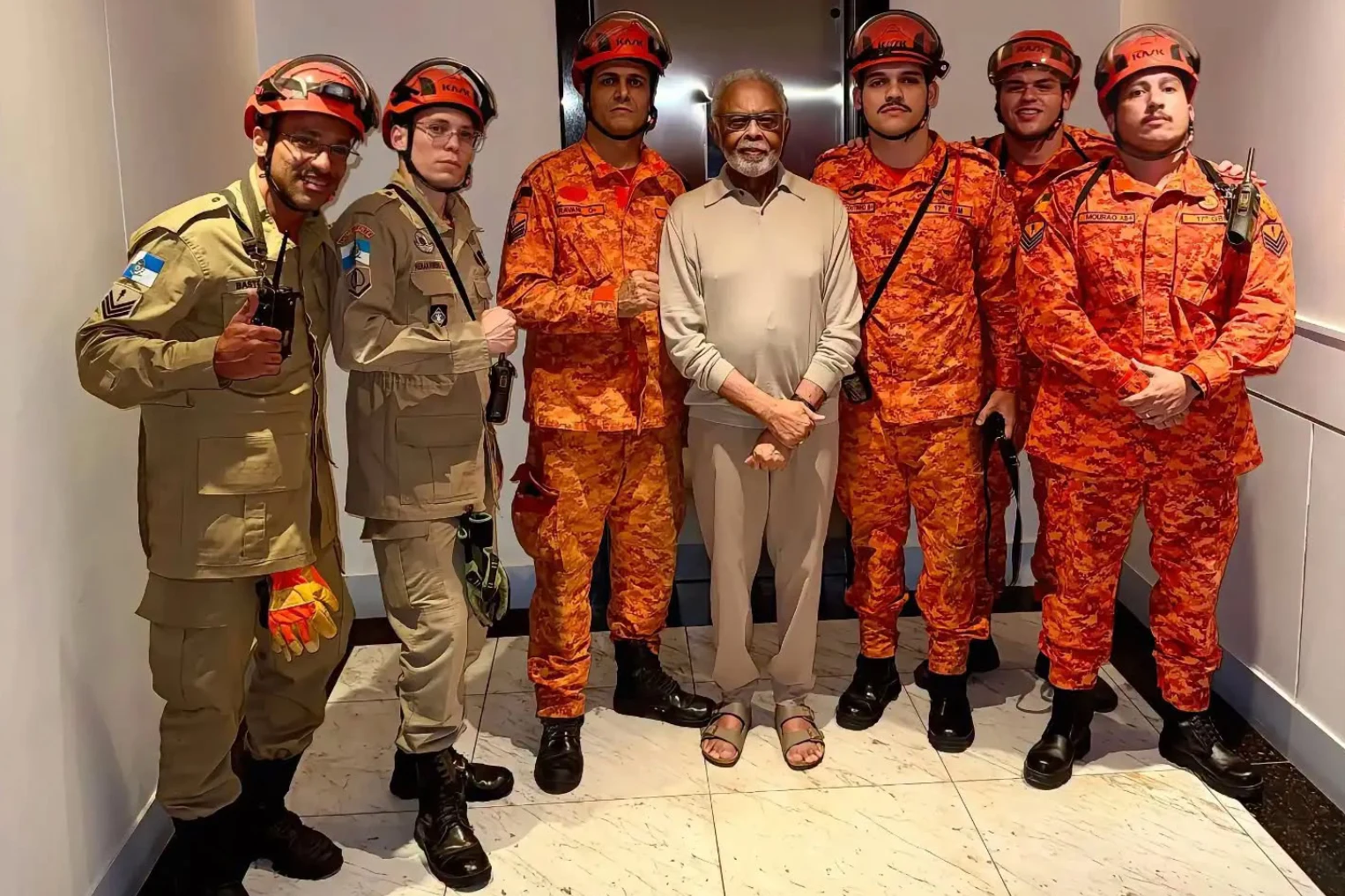 Bombeiros tiram Gilberto Gil do elevador. Foto: Reprodução