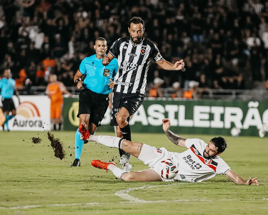 Botafogo e Santa Cruz em campo Foto João Neto Botafogo-PB