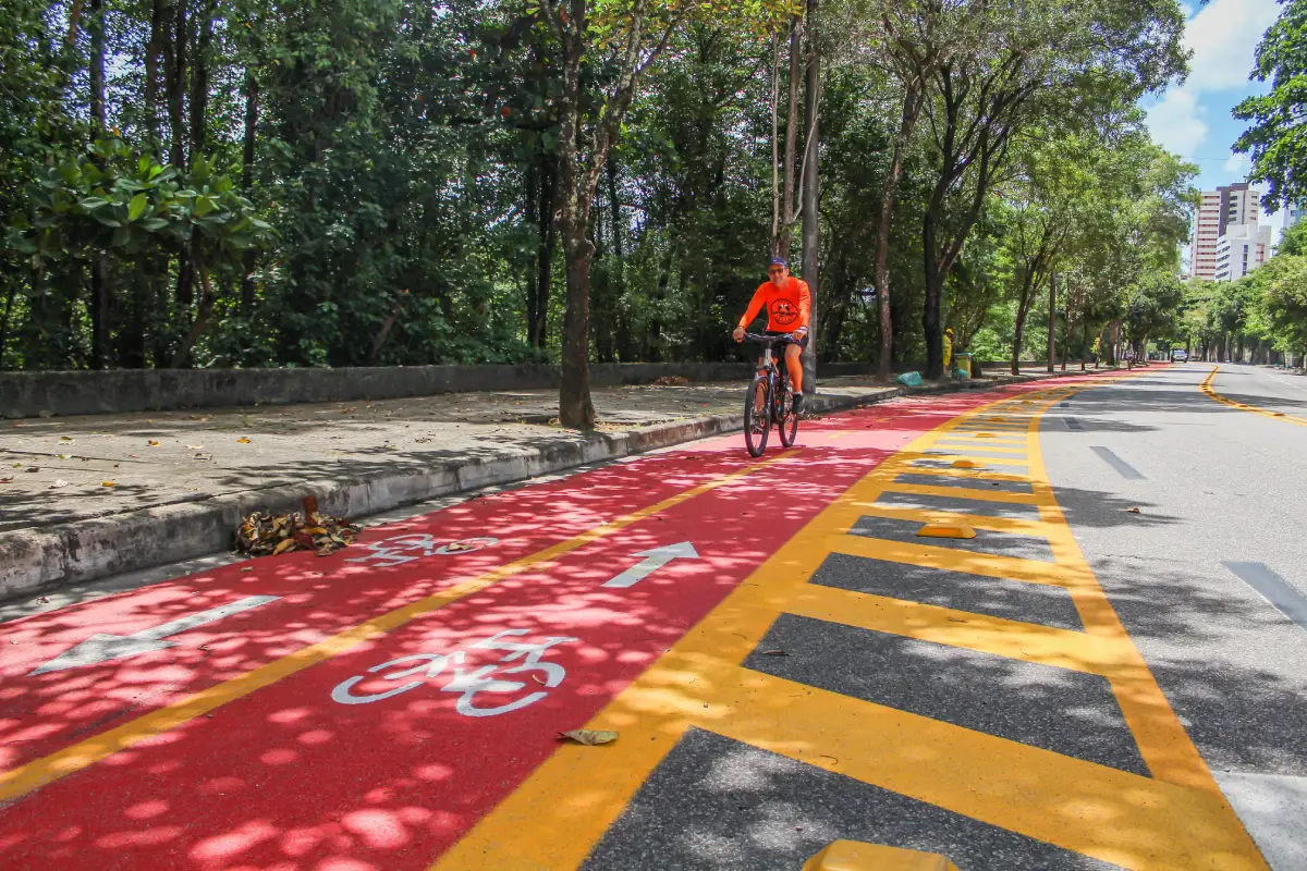 homem em biclicleta em ciclovia