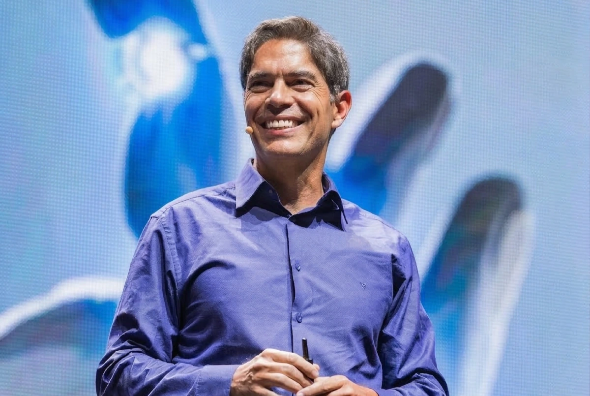Plestrante Ricardo Amorim em palco