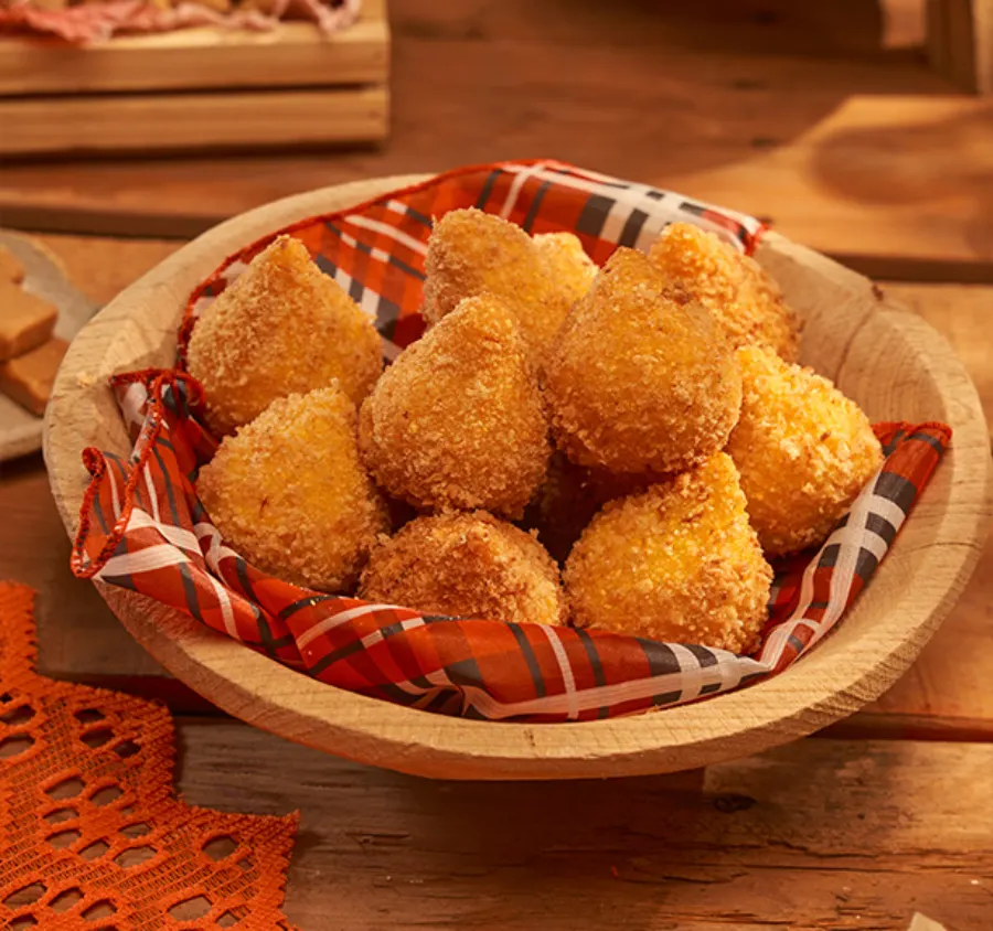 coxinha de cuscuz e carne de sol