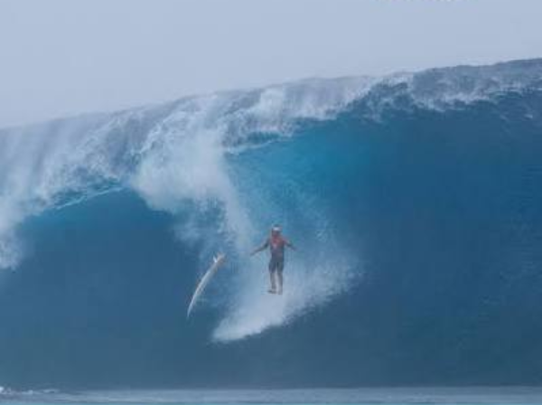 mar está sinistro no Tahiti foto WSL