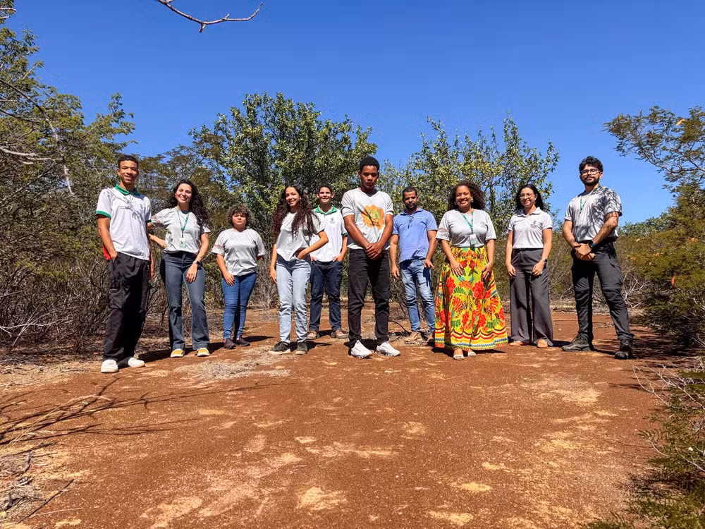 Cassiano Santos da Conceição e equipe de arqueológos