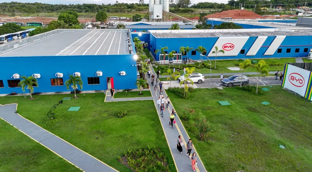funcionários saindo da fábrica