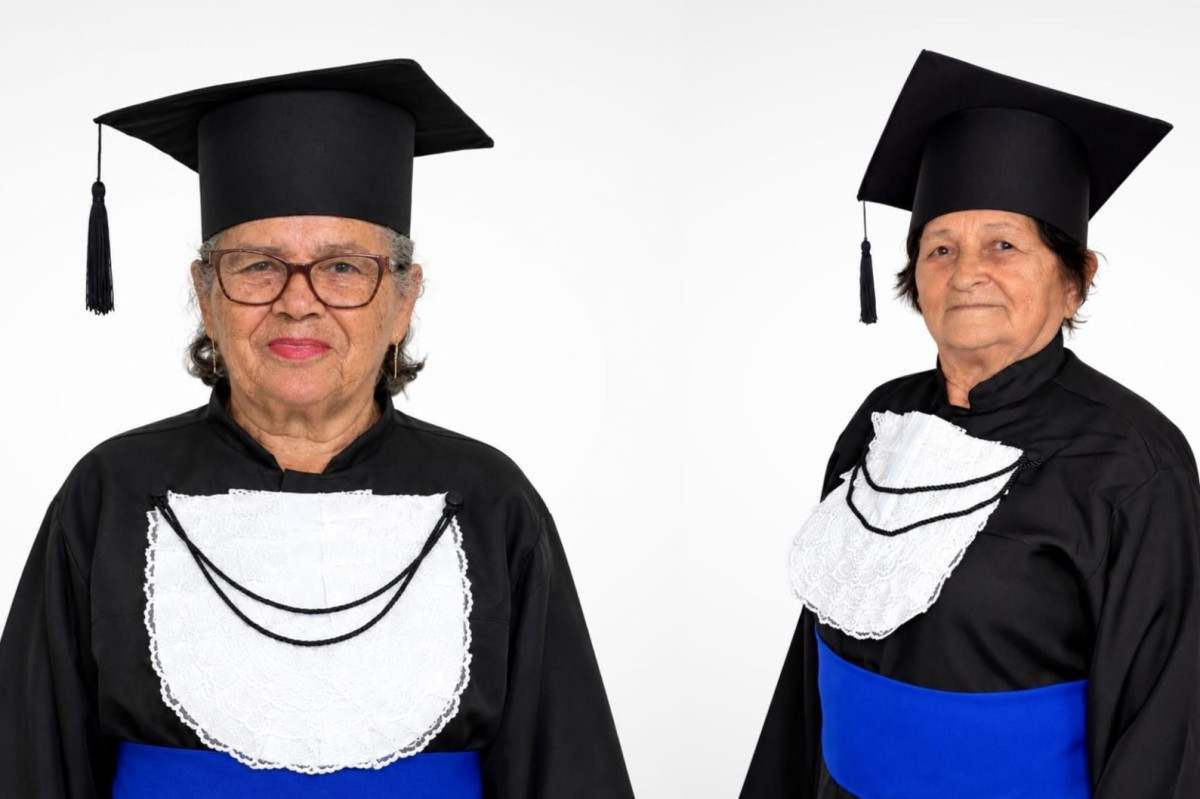 Mãe e avó se forma com filha ensinando. Foto: Reprodução