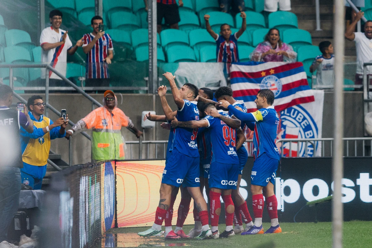 Jogadores do Bahia comemoram gol na vitória por 3 a 2 sobre o São Paulo pelo Brasileirão.