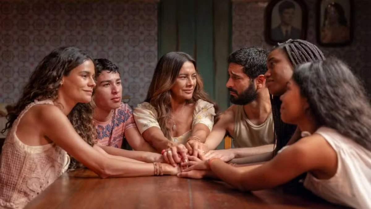 familai reunida em mesa