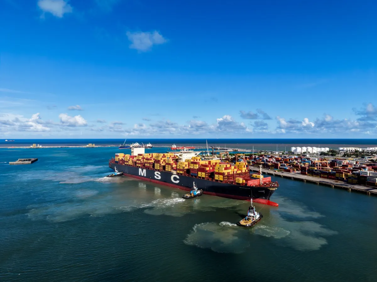 mega navio entrando e,m suape