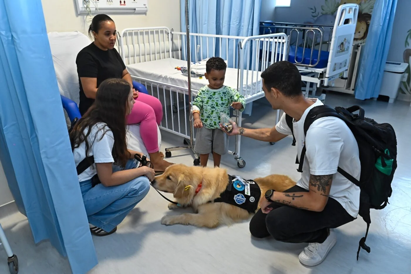 Cachorrinha leva carinho a crianças. Foto: PMS