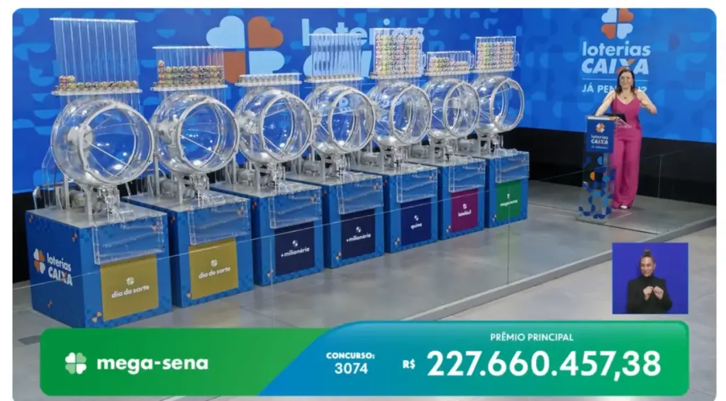 Globo com bolas numeradas durante sorteio da Mega-Sena.