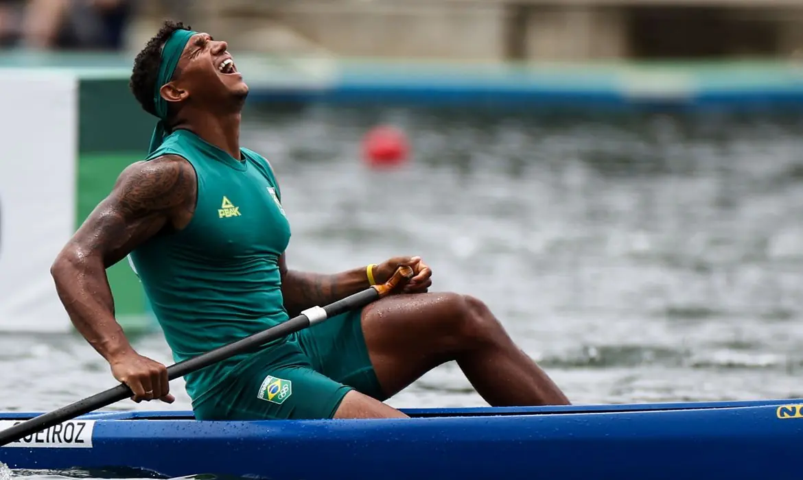 homem na canoa