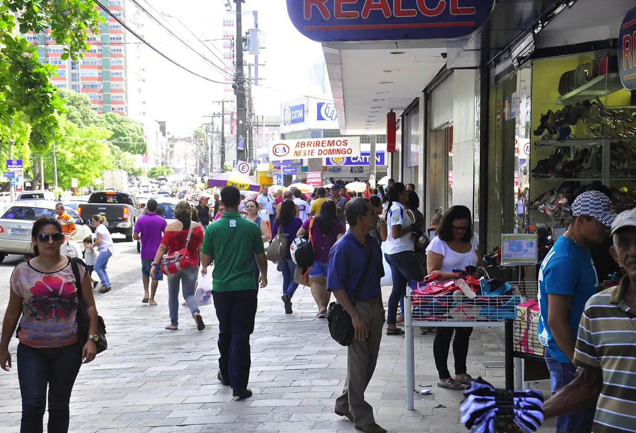 população andando no centro de joão pessoa