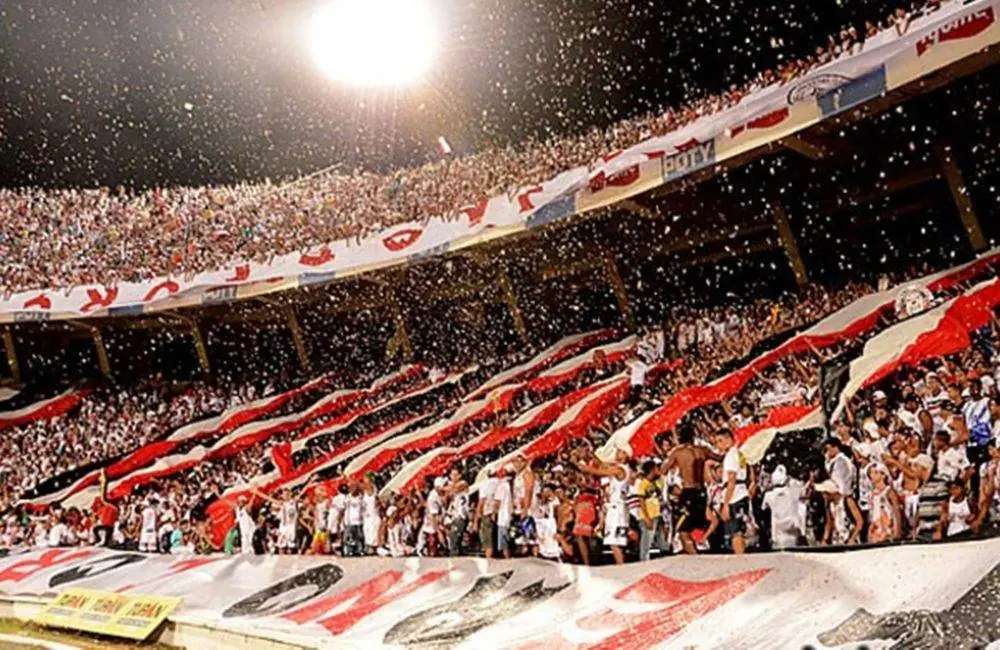 imagem mostra o estádio do Arruda com torcedores do Santa Cruz.