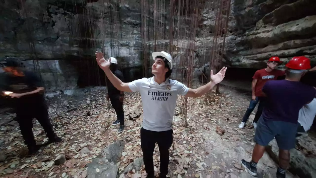 Ator Henrique Fraga faz pose em visita a Caverna dos Crotes em Felipe Guerra.Foto.Divulgação