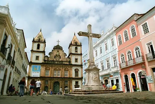 CRUZ E CASARÕES HISTORICOS DE SALVADOR AO FUNDO