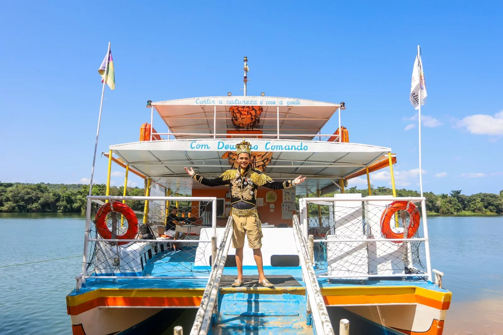 O historiador Luiz Monteiro atua no catamarã, representando a figura de D. Pedro II 