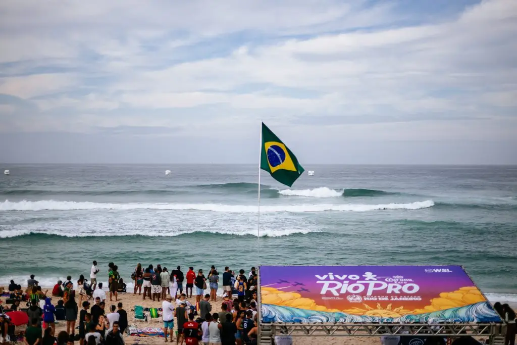 praia de saquerema com bandeira do brasil na areia